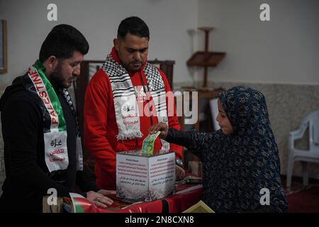 Gaza, Palästina. 11. Februar 2023. (INT) die Kinder des Gazastreifens stehen solidarisch mit dem türkischen und dem syrischen Volk. 11. Februar 2023, Gaza, Palästina: Die Kinder des Gazastreifens zeigen Solidarität mit dem syrischen Volk und dem türkischen Volk, drücken ihre Trauer durch das Anzünden von Kerzen aus und sammeln Spenden, um sie an die vertriebenen Familien dort zu schicken.Kredit : Saher Elghorra/Thenews2 (Foto: Saher Elghorra/TheNews2/Zumapress) (Kreditbild: © Saher Elghorra/TheNEWS2 via ZUMA Press Wire) NUR REDAKTIONELLE VERWENDUNG! Nicht für den kommerziellen GEBRAUCH! Kredit: ZUMA Press, Inc./Alamy Live News Stockfoto