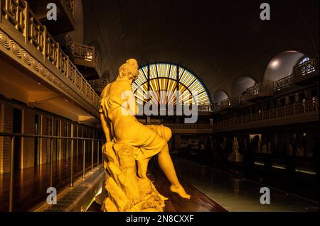 Weibliche Statue im La Piscine, dem außergewöhnlichen Kunstmuseum von Roubaix, Nordfrankreich, im ehemaligen öffentlichen Hallenbad der Stadt Stockfoto