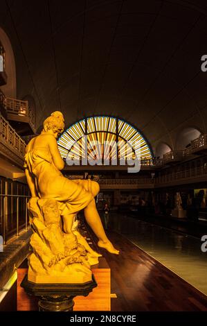 Weibliche Statue im La Piscine, dem außergewöhnlichen Kunstmuseum von Roubaix, Nordfrankreich, im ehemaligen öffentlichen Hallenbad der Stadt Stockfoto