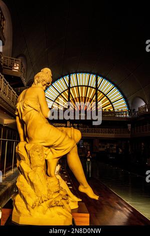 Weibliche Statue im La Piscine, dem außergewöhnlichen Kunstmuseum von Roubaix, Nordfrankreich, im ehemaligen öffentlichen Hallenbad der Stadt Stockfoto