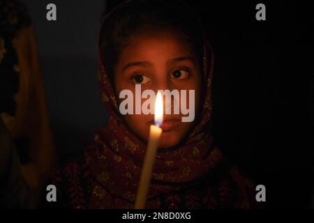 Gaza, Palästina. 11. Februar 2023. (INT) die Kinder des Gazastreifens stehen solidarisch mit dem türkischen und dem syrischen Volk. 11. Februar 2023, Gaza, Palästina: Die Kinder des Gazastreifens zeigen Solidarität mit dem syrischen Volk und dem türkischen Volk, drücken ihre Trauer durch das Anzünden von Kerzen aus und sammeln Spenden, um sie an die vertriebenen Familien dort zu schicken.Kredit : Saher Elghorra/Thenews2 (Foto: Saher Elghorra/TheNews2/Zumapress) (Kreditbild: © Saher Elghorra/TheNEWS2 via ZUMA Press Wire) NUR REDAKTIONELLE VERWENDUNG! Nicht für den kommerziellen GEBRAUCH! Kredit: ZUMA Press, Inc./Alamy Live News Stockfoto