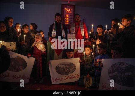 Gaza, Palästina. 11. Februar 2023. (INT) die Kinder des Gazastreifens stehen solidarisch mit dem türkischen und dem syrischen Volk. 11. Februar 2023, Gaza, Palästina: Die Kinder des Gazastreifens zeigen Solidarität mit dem syrischen Volk und dem türkischen Volk, drücken ihre Trauer durch das Anzünden von Kerzen aus und sammeln Spenden, um sie an die vertriebenen Familien dort zu schicken.Kredit : Saher Elghorra/Thenews2 (Foto: Saher Elghorra/TheNews2/Zumapress) (Kreditbild: © Saher Elghorra/TheNEWS2 via ZUMA Press Wire) NUR REDAKTIONELLE VERWENDUNG! Nicht für den kommerziellen GEBRAUCH! Kredit: ZUMA Press, Inc./Alamy Live News Stockfoto