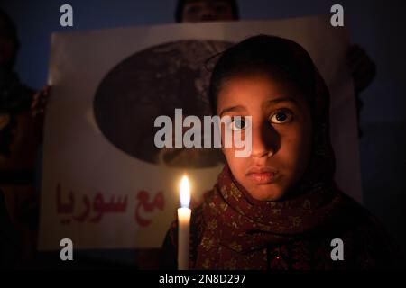 Gaza, Palästina. 11. Februar 2023. (INT) die Kinder des Gazastreifens stehen solidarisch mit dem türkischen und dem syrischen Volk. 11. Februar 2023, Gaza, Palästina: Die Kinder des Gazastreifens zeigen Solidarität mit dem syrischen Volk und dem türkischen Volk, drücken ihre Trauer durch das Anzünden von Kerzen aus und sammeln Spenden, um sie an die vertriebenen Familien dort zu schicken.Kredit : Saher Elghorra/Thenews2 (Foto: Saher Elghorra/TheNews2/Zumapress) (Kreditbild: © Saher Elghorra/TheNEWS2 via ZUMA Press Wire) NUR REDAKTIONELLE VERWENDUNG! Nicht für den kommerziellen GEBRAUCH! Kredit: ZUMA Press, Inc./Alamy Live News Stockfoto