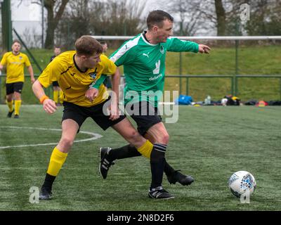 Glasgow, Schottland, Großbritannien. Januar 22. 2023: Amateurfußballer während eines Spiels in Castlemilk. Stockfoto