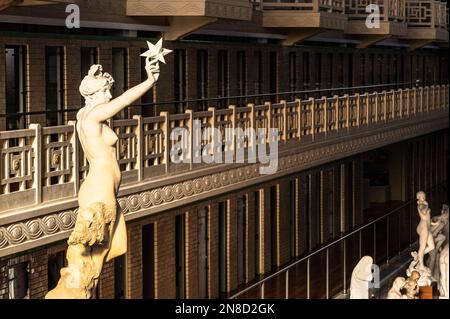 Statue von Hector Lemaire, L'Etoile du Berger' (Shepherd-Stern), im La Piscine, dem Kunstmuseum von Roubaix, Nordfrankreich Stockfoto