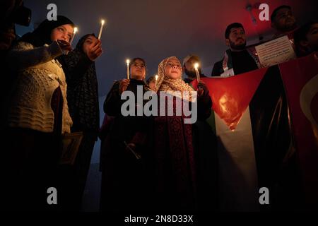 Gaza, Palästina. 11. Februar 2023. (INT) die Kinder des Gazastreifens stehen solidarisch mit dem türkischen und dem syrischen Volk. 11. Februar 2023, Gaza, Palästina: Die Kinder des Gazastreifens zeigen Solidarität mit dem syrischen Volk und dem türkischen Volk, drücken ihre Trauer durch das Anzünden von Kerzen aus und sammeln Spenden, um sie an die vertriebenen Familien dort zu schicken.Kredit : Saher Elghorra/Thenews2 (Foto: Saher Elghorra/TheNews2/Zumapress) (Kreditbild: © Saher Elghorra/TheNEWS2 via ZUMA Press Wire) NUR REDAKTIONELLE VERWENDUNG! Nicht für den kommerziellen GEBRAUCH! Kredit: ZUMA Press, Inc./Alamy Live News Stockfoto