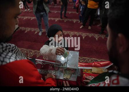 Gaza, Palästina. 11. Februar 2023. (INT) die Kinder des Gazastreifens stehen solidarisch mit dem türkischen und dem syrischen Volk. 11. Februar 2023, Gaza, Palästina: Die Kinder des Gazastreifens zeigen Solidarität mit dem syrischen Volk und dem türkischen Volk, drücken ihre Trauer durch das Anzünden von Kerzen aus und sammeln Spenden, um sie an die vertriebenen Familien dort zu schicken.Kredit : Saher Elghorra/Thenews2 (Foto: Saher Elghorra/TheNews2/Zumapress) (Kreditbild: © Saher Elghorra/TheNEWS2 via ZUMA Press Wire) NUR REDAKTIONELLE VERWENDUNG! Nicht für den kommerziellen GEBRAUCH! Kredit: ZUMA Press, Inc./Alamy Live News Stockfoto