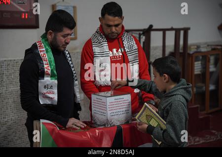 Gaza, Palästina. 11. Februar 2023. (INT) die Kinder des Gazastreifens stehen solidarisch mit dem türkischen und dem syrischen Volk. 11. Februar 2023, Gaza, Palästina: Die Kinder des Gazastreifens zeigen Solidarität mit dem syrischen Volk und dem türkischen Volk, drücken ihre Trauer durch das Anzünden von Kerzen aus und sammeln Spenden, um sie an die vertriebenen Familien dort zu schicken.Kredit : Saher Elghorra/Thenews2 (Foto: Saher Elghorra/TheNews2/Zumapress) (Kreditbild: © Saher Elghorra/TheNEWS2 via ZUMA Press Wire) NUR REDAKTIONELLE VERWENDUNG! Nicht für den kommerziellen GEBRAUCH! Kredit: ZUMA Press, Inc./Alamy Live News Stockfoto