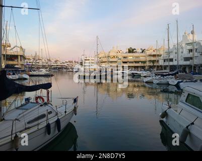 Puerto Marina, Hafen von Benalmádena, Provinz Málaga, Spanien. Stockfoto
