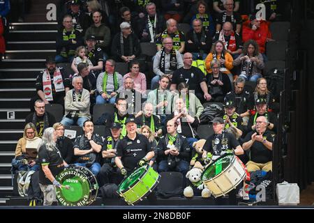 Koblenz, Deutschland. 11. Februar 2023. Koblenz, Deutschland, Februar 11. 2023: Frauenfans in Black Aachen während der Hauptrunde der 1 Jahre. Volleyball Bundesliga Frauen Match zwischen VC Newied 77 und Ladies in Black Aachen in der CGM Arena in Koblenz. (Norina Toenges/SPP) Kredit: SPP Sport Press Photo. Alamy Live News Stockfoto