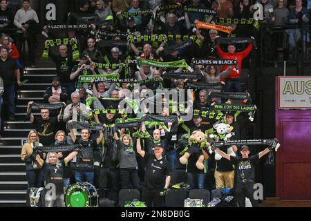 Koblenz, Deutschland. 11. Februar 2023. Koblenz, Deutschland, Februar 11. 2023: Frauenfans in Black Aachen während der Hauptrunde der 1 Jahre. Volleyball Bundesliga Frauen Match zwischen VC Newied 77 und Ladies in Black Aachen in der CGM Arena in Koblenz. (Norina Toenges/SPP) Kredit: SPP Sport Press Photo. Alamy Live News Stockfoto