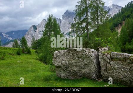 Fahrt entlang des Vrsic-Gebirgspasses, Slowenien Stockfoto