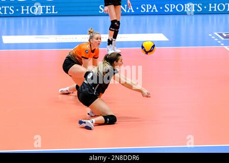 Koblenz, Deutschland. 11. Februar 2023. Koblenz, Deutschland, Februar 11. 2023: Hilary Howe (16 Aachen) spielt in der Hauptrunde der 1 Jahre den Ball. Volleyball Bundesliga Frauen Match zwischen VC Newied 77 und Ladies in Black Aachen in der CGM Arena in Koblenz. (Norina Toenges/SPP) Kredit: SPP Sport Press Photo. Alamy Live News Stockfoto