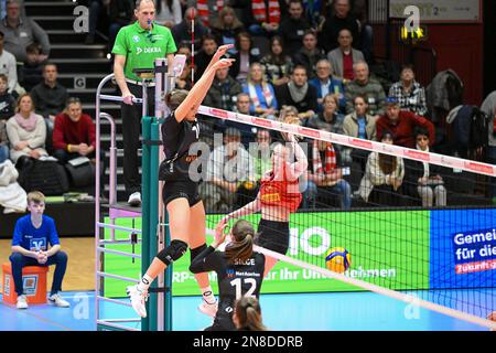 Koblenz, Deutschland. 11. Februar 2023. Koblenz, Deutschland, Februar 11. 2023: Hilary Howe (16 Aachen) mit dem Block in der Hauptrunde der 1 Jahre. Volleyball Bundesliga Frauen Match zwischen VC Newied 77 und Ladies in Black Aachen in der CGM Arena in Koblenz. (Norina Toenges/SPP) Kredit: SPP Sport Press Photo. Alamy Live News Stockfoto