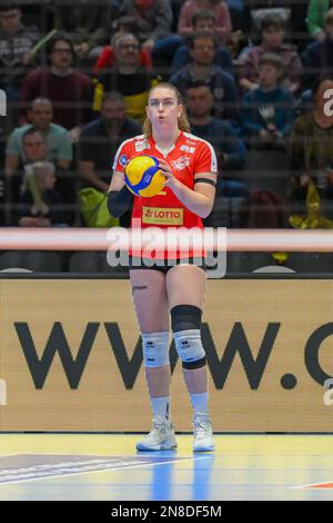 Koblenz, Deutschland. 11. Februar 2023. Koblenz, Deutschland, Februar 11. 2023: Yasmine Madsen (2 Neuwied) bereitet den Aufschlag während der Hauptrunde der 1 vor. Volleyball Bundesliga Frauen Match zwischen VC Newied 77 und Ladies in Black Aachen in der CGM Arena in Koblenz. (Norina Toenges/SPP) Kredit: SPP Sport Press Photo. Alamy Live News Stockfoto