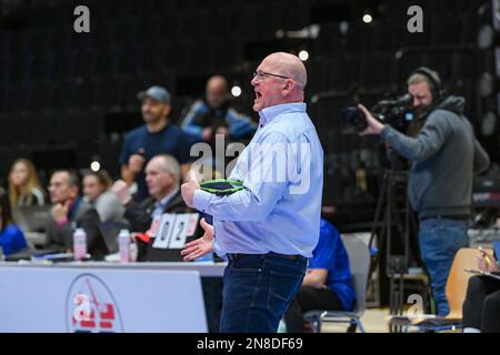 Koblenz, Deutschland. 11. Februar 2023. Koblenz, Deutschland, Februar 11. 2023: Aachener Cheftrainer Stefan Falter in der Hauptrunde der 1 Jahre. Volleyball Bundesliga Frauen Match zwischen VC Newied 77 und Ladies in Black Aachen in der CGM Arena in Koblenz. (Norina Toenges/SPP) Kredit: SPP Sport Press Photo. Alamy Live News Stockfoto