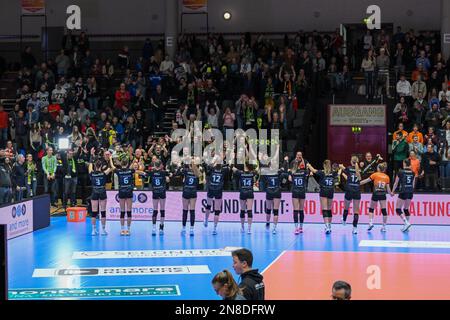 Koblenz, Deutschland. 11. Februar 2023. Koblenz, Deutschland, Februar 11. 2023: Damen in Black Aachen mit den Fans nach der Hauptrunde der 1. Volleyball Bundesliga Frauen Match zwischen VC Newied 77 und Ladies in Black Aachen in der CGM Arena in Koblenz. (Norina Toenges/SPP) Kredit: SPP Sport Press Photo. Alamy Live News Stockfoto