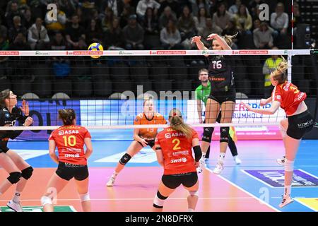 Koblenz, Deutschland. 11. Februar 2023. Koblenz, Deutschland, Februar 11. 2023: Hilary Howe (16 Aachen) in Aktion während der Hauptrunde der 1 Jahre. Volleyball Bundesliga Frauen Match zwischen VC Newied 77 und Ladies in Black Aachen in der CGM Arena in Koblenz. (Norina Toenges/SPP) Kredit: SPP Sport Press Photo. Alamy Live News Stockfoto