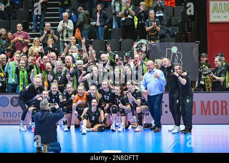 Koblenz, Deutschland. 11. Februar 2023. Koblenz, Deutschland, Februar 11. 2023: Frauen in Black Aachen nach dem Sieg in der Hauptrunde der 1 Jahre. Volleyball Bundesliga Frauen Match zwischen VC Newied 77 und Ladies in Black Aachen in der CGM Arena in Koblenz. (Norina Toenges/SPP) Kredit: SPP Sport Press Photo. Alamy Live News Stockfoto