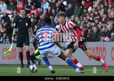 Jack Clarke von Sunderland tritt gegen Andy Yiadom von Reading während des Sky Bet Championship-Spiels zwischen Sunderland und Reading im Stadium of Light in Sunderland am Samstag, den 11. Februar 2023, an. (Foto: Michael Driver | MI News) Guthaben: MI News & Sport /Alamy Live News Stockfoto