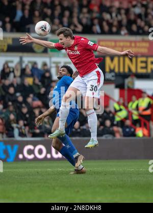 Wrexham, Wrexham County Borough, Wales. 11. Februar 2023 James Jones von Wrexham leitet den Ball während des Wrexham Association Football Club V Wealdstone Football Club auf dem Rennplatz in der Vanarama National League. (Bild: ©Cody Froggatt/Alamy Live News) Stockfoto