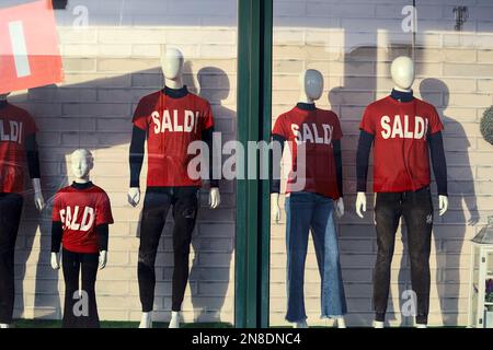 Schaufenster mit Schaufensterpuppen in roten Hemden Stockfoto