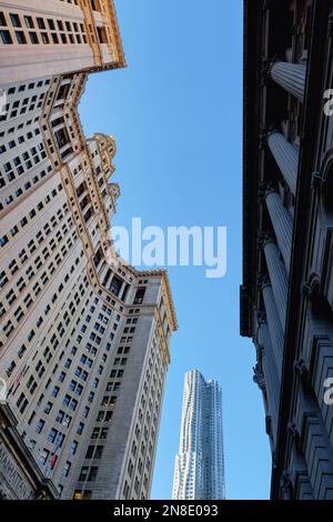 New York City, USA - 06. Oktober 2015: Wolkenkratzer 8 Spruce Street aus Sicht älterer Gebäude in Manhattan. Der Wolkenkratzer wurde von weltberühmten entworfen Stockfoto