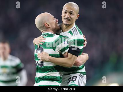 Celtic's Daizen Maeda (rechts) feiert das erste Tor ihrer Seite beim Spiel Scottish Cup in der fünften Runde im Celtic Park, Glasgow. Foto: Samstag, 11. Februar 2023. Stockfoto