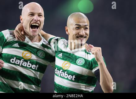 Celtic's Daizen Maeda (rechts) feiert das erste Tor ihrer Seite beim Spiel Scottish Cup in der fünften Runde im Celtic Park, Glasgow. Foto: Samstag, 11. Februar 2023. Stockfoto