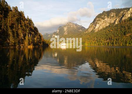 alpsee Alpsee in den Bayerischen Alpen mit Schloss Neuschwanstein im Hintergrund an einem sonnigen Tag im Dorf Hohenschwangau, Bayern Stockfoto