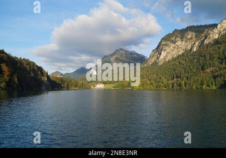 alpsee Alpsee in den Bayerischen Alpen mit Schloss Neuschwanstein im Hintergrund an einem sonnigen Tag im Dorf Hohenschwangau, Bayern Stockfoto