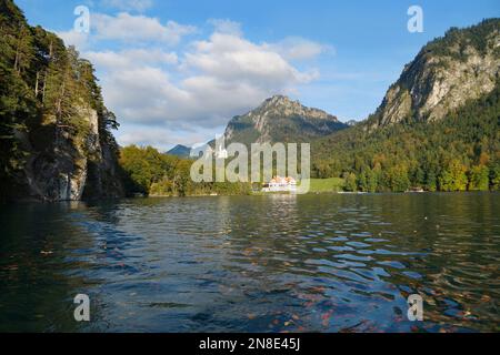 alpsee Alpsee in den Bayerischen Alpen mit Schloss Neuschwanstein im Hintergrund an einem sonnigen Tag im Dorf Hohenschwangau, Bayern Stockfoto