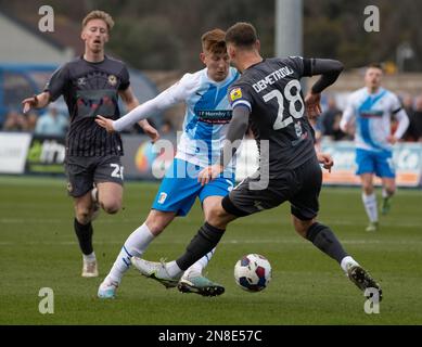 Barrows GED Garner in Aktion mit Micky Demetriou von Newport während des Spiels der Sky Bet League 2 zwischen Barrow und Newport County in der Holker Street, Barrow-in-Furness, am Samstag, den 11. Februar 2023. (Foto: Ian Allington | MI News) Kredit: MI News & Sport /Alamy Live News Stockfoto