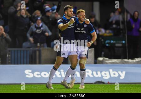 Edinburgh, Schottland, 11. Februar 2023. Blair Kinghorn aus Schottland und Kyle Steyn aus Schottland feiern SteynÕs zweiten Versuch beim Guinness 6 Nations Match im Murrayfield Stadium in Edinburgh. Der Bildausdruck sollte lauten: Neil Hanna/Sportimage Credit: Sportimage/Alamy Live News Stockfoto