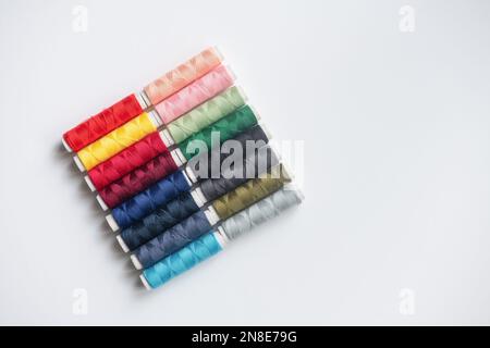 Wattekörper nebeneinander auf weißem Hintergrund. Stockfoto