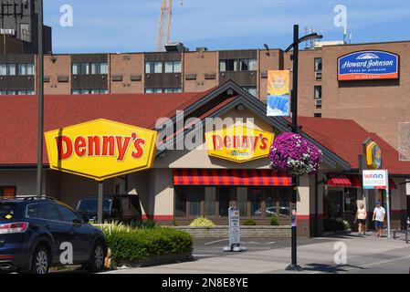 Niagarafälle, Kanada - 13. August 2022: Denny's Diner und Howard Johnson Hotel an der Victoria Avenue im beliebten Touristenziel Niagara Falls Stockfoto