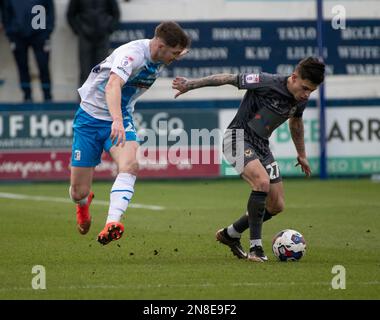 Barrow's Rory Feely in Aktion mit Newports Adam Lewis während des Sky Bet League 2-Spiels zwischen Barrow und Newport County in der Holker Street, Barrow-in-Furness, am Samstag, den 11. Februar 2023. (Foto: Ian Allington | MI News) Kredit: MI News & Sport /Alamy Live News Stockfoto