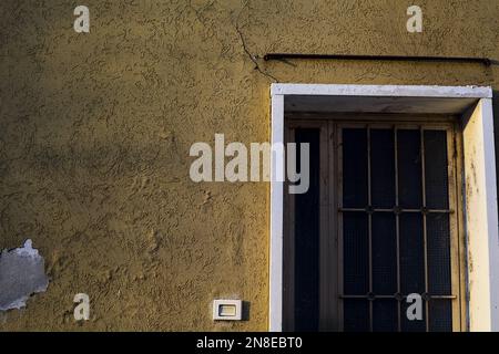 Gelb abgenutzte Fassade eines Landhauses aus nächster Nähe gesehen Stockfoto