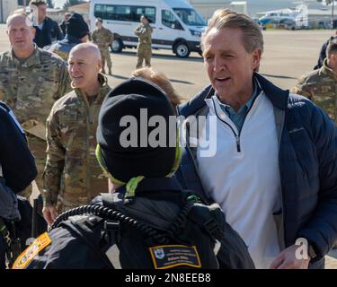 Adana, Türkei. 08. Februar 2023. USA Botschafter in der Türkei Jeffry Flake begrüßt die USAID-Rettungskräfte bei ihrer Ankunft am Luftwaffenstützpunkt Incirlik am 8. Februar 2023 in Adana, Türkei. Nach einem massiven Erdbeben, das die Mitte-Süd-Türkei und den Norden Syriens heimsuchte, kam das Katastrophenhilfe-Team an den Such- und Rettungseinsätzen vorbei. Kredit: SRA David McLoney/US Air Force Photo/Alamy Live News Stockfoto