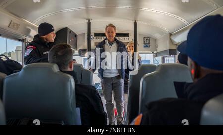 Adana, Türkei. 08. Februar 2023. USA Botschafter in der Türkei Jeffry Flake, Center, spricht USAID-Rettungskräfte bei ihrer Ankunft am Luftwaffenstützpunkt Incirlik am 8. Februar 2023 in Adana, Türkei. Nach einem massiven Erdbeben, das die Mitte-Süd-Türkei und den Norden Syriens heimsuchte, kam das Katastrophenhilfe-Team an den Such- und Rettungseinsätzen vorbei. Kredit: SRA David McLoney/US Air Force Photo/Alamy Live News Stockfoto