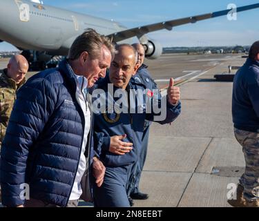 Adana, Türkei. 08. Februar 2023. USA Botschafter in der Türkei, Jeffry Flake, links, spricht mit der türkischen Luftwaffe Brigg. General Mehmet Serkan Dan, richtig, nachdem USAID-Rettungskräfte am Incirlik Air Base am 8. Februar 2023 in Adana, Türkei, ankamen. Nach einem massiven Erdbeben, das die Mitte-Süd-Türkei und den Norden Syriens heimsuchte, kam das Katastrophenhilfe-Team an den Such- und Rettungseinsätzen vorbei. Kredit: SRA David McLoney/US Air Force Photo/Alamy Live News Stockfoto