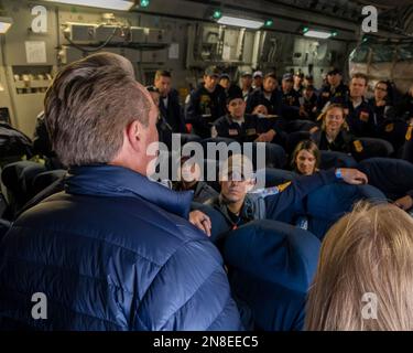 Adana, Türkei. 08. Februar 2023. USA Botschafter in der Türkei Jeffry Flake, Left, spricht an die USAID-Rettungskräfte, die am 8. Februar 2023 in Adana, Türkei ankommen. Nach einem massiven Erdbeben, das die Mitte-Süd-Türkei und den Norden Syriens heimsuchte, kam das Katastrophenhilfe-Team an den Such- und Rettungseinsätzen vorbei. Kredit: SRA David McLoney/US Air Force Photo/Alamy Live News Stockfoto