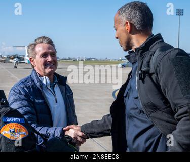 Adana, Türkei. 08. Februar 2023. USA Botschafter in der Türkei Jeffry Flake, Left, begrüßt USAID-Rettungskräfte bei ihrer Ankunft am Incirlik Air Base, 8. Februar 2023 in Adana, Türkei. Nach einem massiven Erdbeben, das die Mitte-Süd-Türkei und den Norden Syriens heimsuchte, kam das Katastrophenhilfe-Team an den Such- und Rettungseinsätzen vorbei. Kredit: SRA David McLoney/US Air Force Photo/Alamy Live News Stockfoto