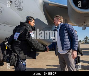 Adana, Türkei. 08. Februar 2023. USA Botschafter in der Türkei Jeffry Flake begrüßt die USAID-Rettungskräfte bei ihrer Ankunft am Luftwaffenstützpunkt Incirlik am 8. Februar 2023 in Adana, Türkei. Nach einem massiven Erdbeben, das die Mitte-Süd-Türkei und den Norden Syriens heimsuchte, kam das Katastrophenhilfe-Team an den Such- und Rettungseinsätzen vorbei. Kredit: SRA David McLoney/US Air Force Photo/Alamy Live News Stockfoto