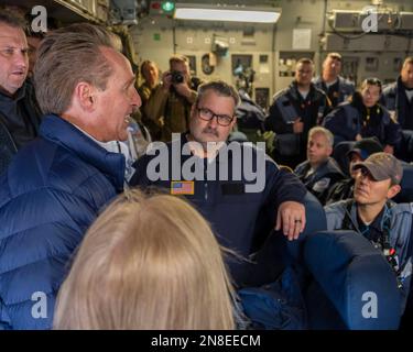 Adana, Türkei. 08. Februar 2023. USA Botschafter in der Türkei Jeffry Flake, Left, spricht an die USAID-Rettungskräfte, die am 8. Februar 2023 in Adana, Türkei ankommen. Nach einem massiven Erdbeben, das die Mitte-Süd-Türkei und den Norden Syriens heimsuchte, kam das Katastrophenhilfe-Team an den Such- und Rettungseinsätzen vorbei. Kredit: SRA David McLoney/US Air Force Photo/Alamy Live News Stockfoto