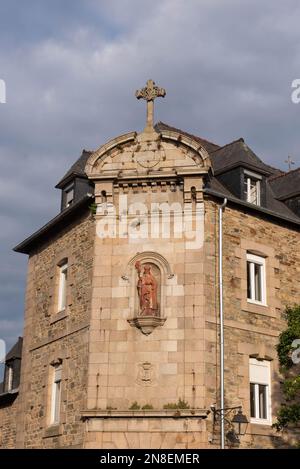 Treguier, Cotes d'Armor, Bretagne, Frankreich - 2. Juni 2022 : Gatehouse des Klosters der Töchter des Kreuzes, dann der Schwestern Christi mit dem Stockfoto