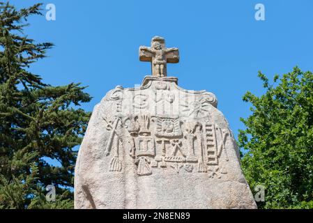 Neolithischer Menhir von Saint-Uzec Christianized im Jahr 1674 (Pleumeur-Bodou, Cotes d'Armor, Bretagne, Frankreich) Stockfoto