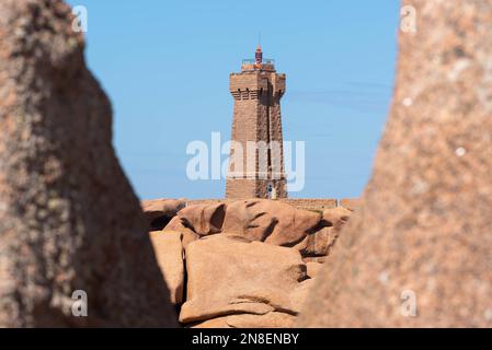 Leuchtturm Mean Ruz an der rosafarbenen Granitküste (Ploumanac’h, Cotes d'Armor, Bretagne, Frankreich) Stockfoto