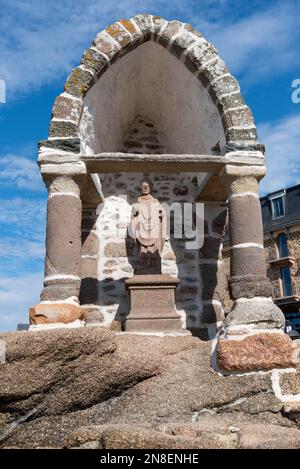 Ploumanac’h, Cotes d'Armor, Bretagne, Frankreich - 2. Juni 2022 : St. Guirec Oratory am Strand von St. Guirec Stockfoto