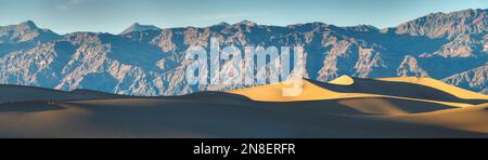 Panoramablick auf Berge und Dünen bei der Golden Hour in Mesquite Flat Sand Dunes im Death Valley Stockfoto